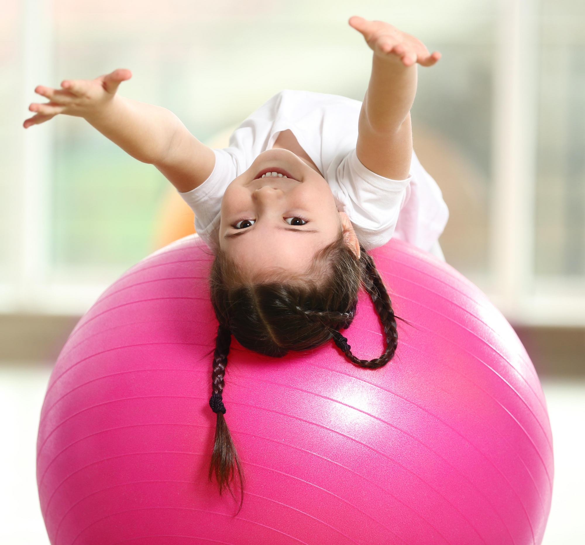 Flyer_Mdchen_rckwrts_auf_dem_Ball